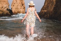 Femme debout dans la mer — Photo de stock