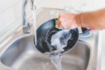 Человеческие руки мыть сковородку — стоковое фото