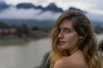 Femme regardant les montagnes — Photo de stock