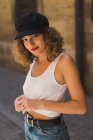 Affascinante ragazza riccia in berretto nero — Foto stock