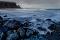 Lago freddo e pietre costiere — Foto stock