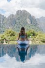 Frau meditiert am Pool — Stockfoto