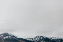 Туман, що покриває скелястий діапазон гір — стокове фото