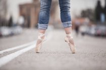 Жіночий танцюрист танцює на одній нозі — стокове фото