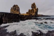 Große Felsen und welliges Meer — Stockfoto