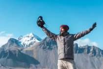Mann fotografiert schöne Aussicht auf Berge — Stockfoto