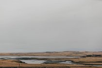 Дистанционная просторная равнина с озерами — стоковое фото