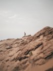 Туристы, стоящие на песчаном холме — стоковое фото