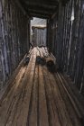 Vieille maison en bois avec troncs — Photo de stock