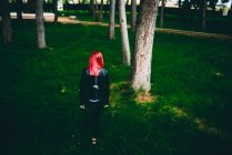 Stilvolle Frau geht auf Gras — Stockfoto