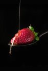 Erdbeere im Honiggießen — Stockfoto