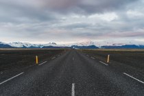 Живописная дорога с бурным небом — стоковое фото
