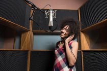 Mulher cantando em estúdio — Fotografia de Stock