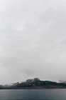 Похмурі хмари над хребтом гір — стокове фото