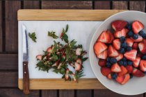 Schüssel mit frischen Erdbeeren und Blaubeeren — Stockfoto