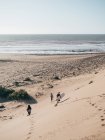 Personas con tablas de surf en la playa - foto de stock