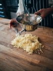 Koch bereitet Zutat in der Küche zu — Stockfoto