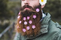 Uomo con fiori in barba — Foto stock