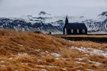 Мала церква на сухому лузі — стокове фото