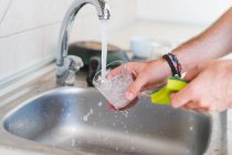 Hände spülen Glas im Waschbecken — Stockfoto