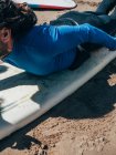 Homem na prancha de surf na praia — Fotografia de Stock