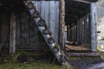 Velha casa de madeira rústica — Fotografia de Stock