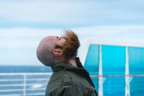 Uomo barbuto in piedi sul ponte — Foto stock