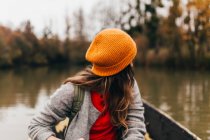 Femme assise en bateau sur le lac — Photo de stock
