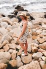 Жінка з hat стоячи на морі — стокове фото