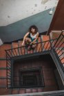Случайная женщина сидит на ступеньках — стоковое фото