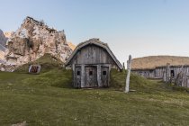 Casa de madeira triangular velha — Fotografia de Stock