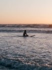 Surfista feminina no oceano — Fotografia de Stock