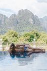 Donna in bikini sdraiata a bordo piscina — Foto stock