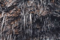 Замороженные сосульки на скале — стоковое фото