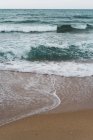Волнистый голубой океан и серфинг — стоковое фото