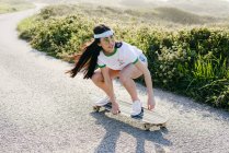 Adolescente menina equitação skate — Fotografia de Stock