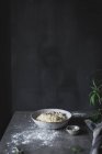 Pasta in ciotola su tavolo grigio — Foto stock