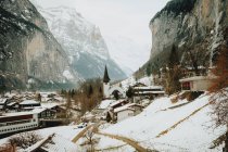 Будівлі маленького містечка, покриті снігом — стокове фото