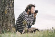 Fotogiornalista maschio che scatta foto — Foto stock