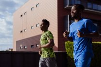 Männer joggen gemeinsam auf Straße — Stockfoto