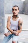 Hipster de moda con tatuajes coloridos - foto de stock