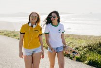 Девочки-подростки прогуливаются по берегу — стоковое фото