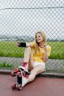Adolescent fille portant des patins à roulettes — Photo de stock