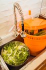 Зеленый салат готов к стирке — стоковое фото