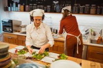 Cucini l'insalata di preparazione su cucina — Foto stock