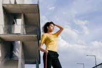 Sportliche Frau steht vor Gebäude — Stockfoto