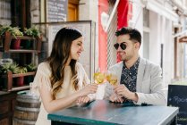 Пара сидить на вулиці кафе — стокове фото