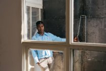 Homem olhando para fora janela suja — Fotografia de Stock