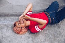 Смеющаяся женщина лежит на земле — стоковое фото