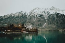 Blue lake and big house on shore — Stock Photo